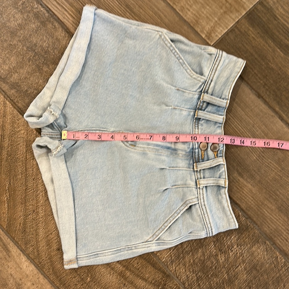 KanCan Ultra High Rise Mom Shorts Size 27 Light Wash Cuffed Denim - Picture 8 of 13